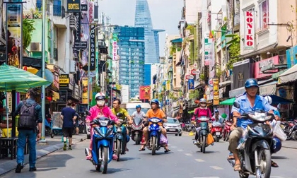 Foreign travelers impressed with Vietnam food tour by scooter